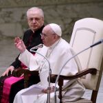 El Papa: "El bautismo no se puede imponer a los padres que no lo quieren para sus hijos"