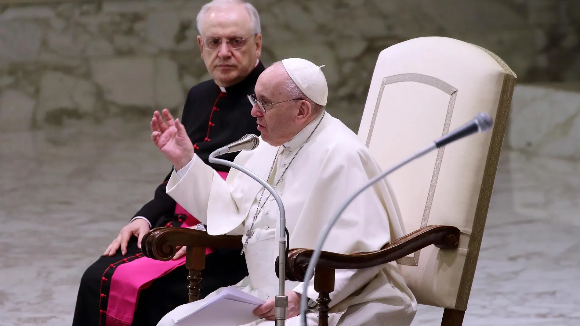 El Papa: "El bautismo no se puede imponer a los padres que no lo quieren para sus hijos"