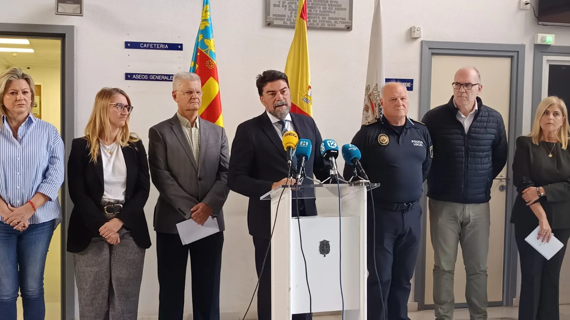 El alcalde Alicante, Luis Barcala, en la inauguración hoy de la oficina antiocupación de viviendas