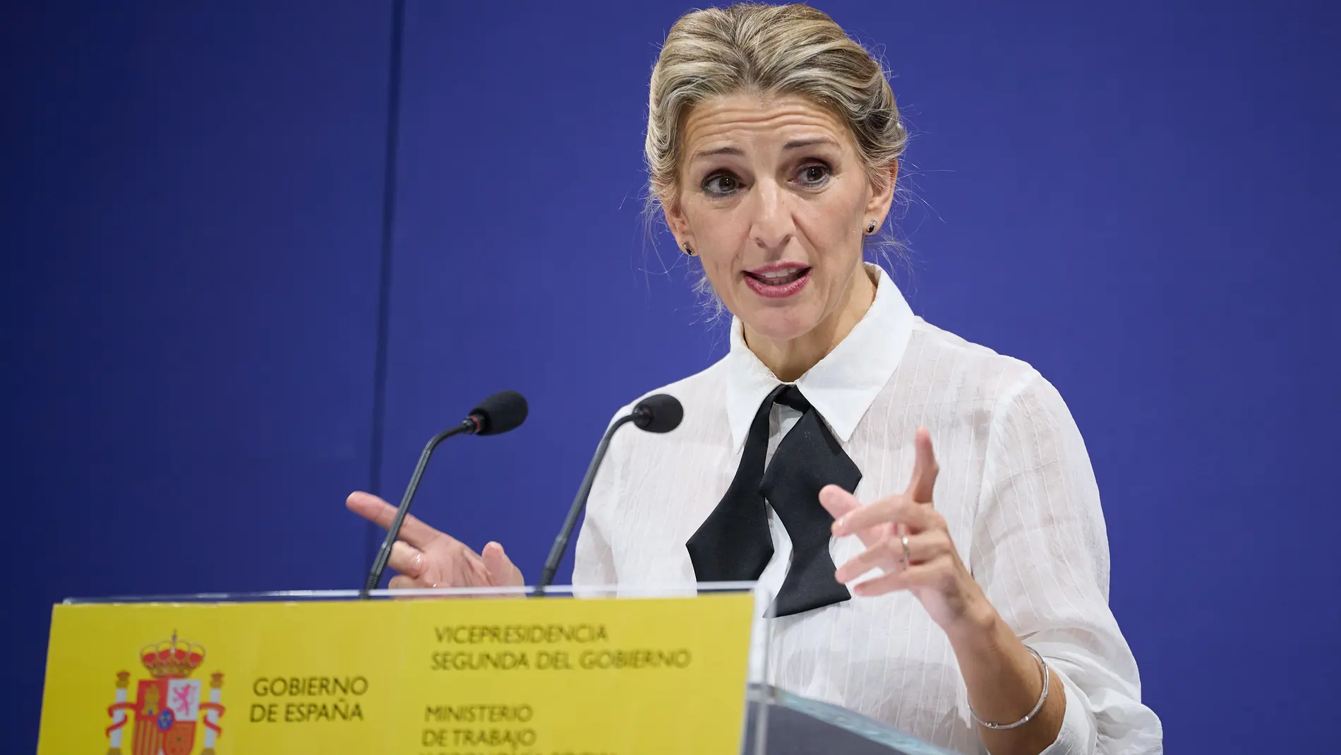 La vicepresidenta segunda y ministra de Trabajo y Economía Social, Yolanda Díaz, comparece tras una reunión con la Comisión Asesora para el Análisis del Salario Mínimo Interprofesional, en el Ministerio de Trabajo y Economía Social, a 26 de noviembre de 2024, en Madrid (España). El Ministerio de Trabajo y Economía Social ha convocado para este martes al Comité de Expertos del salario mínimo interprofesional (SMI) como paso previo a la negociación que desarrollará con sindicatos y empresarios...