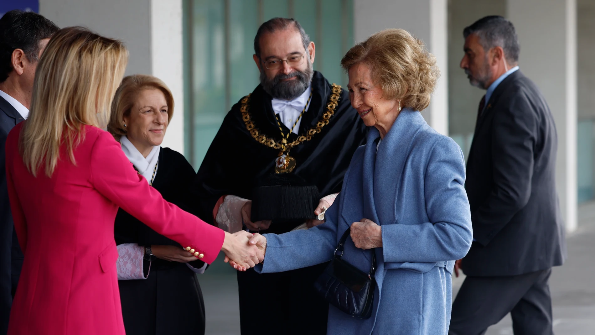 ALCORCON (CA MADRID), 26/11/2024.- La reina Sofía es recibida a su llegada al Campus de Montepríncipe de la Universidad CEU San Pablo, donde este martes es investida doctora Honoris Causa. EFE/ Mariscal