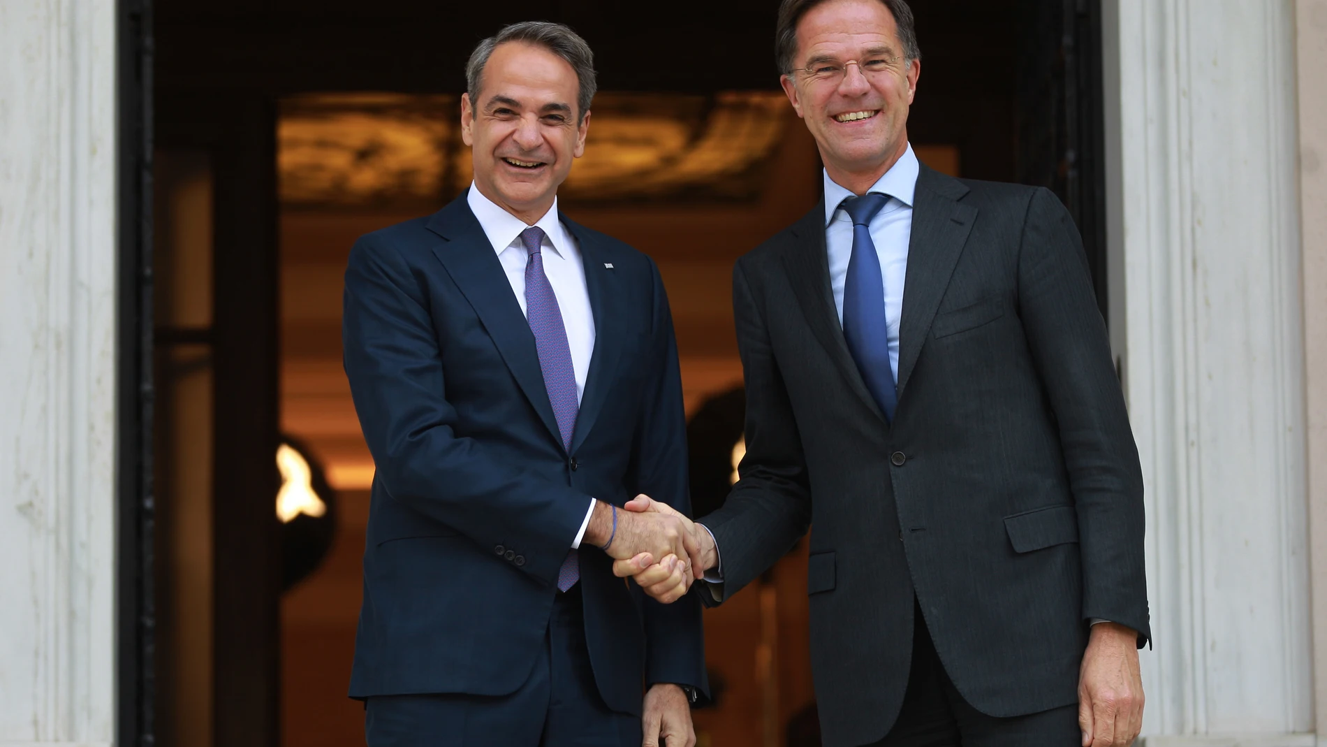 Athens (Greece), 26/11/2024.- Greek Prime Minister Kyriakos Mitsotakis (L) welcomes NATO Secretary General Mark Rutte (R) during their meeting, in Athens, Greece, 26 November 2024. NATO's Secretary General Rutte is on his first official visit to Greece, where he will meet with the Greek Prime Minister and other government officials. (Grecia, Atenas) EFE/EPA/ALEXANDROS VLACHOS
