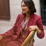 Tamara Falcó con traje de pana.