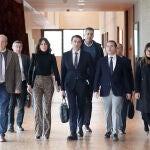 Suárez-Quiñones con su equipo a la llegada a las Cortes regionales