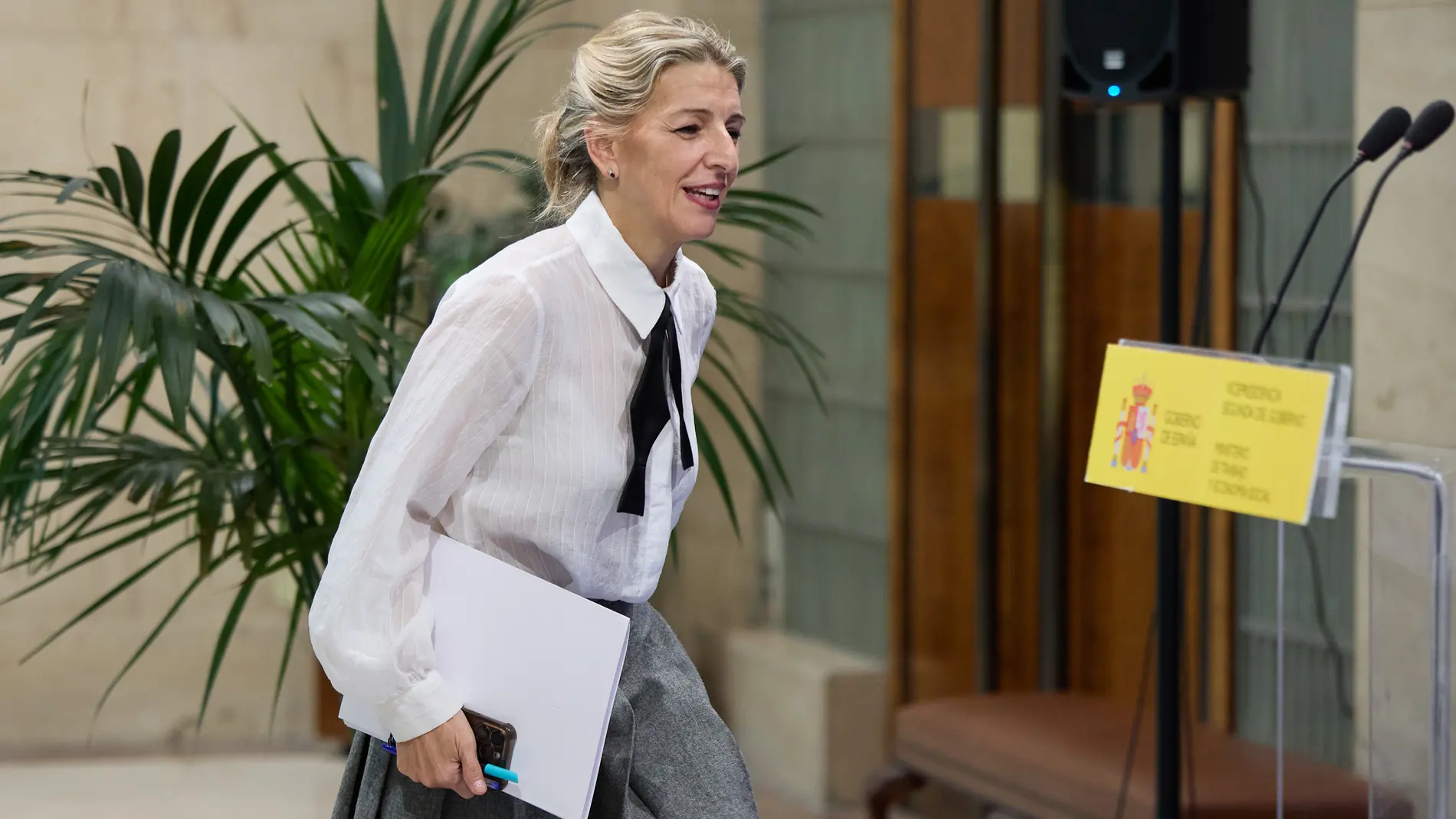 La vicepresidenta segunda y ministra de Trabajo y Economía Social, Yolanda Díaz, a su llegada a una comparecencia tras una reunión con la Comisión Asesora para el Análisis del Salario Mínimo Interprofesional, en el Ministerio de Trabajo y Economía Social, a 26 de noviembre de 2024, en Madrid (España). El Ministerio de Trabajo y Economía Social ha convocado para este martes al Comité de Expertos del salario mínimo interprofesional (SMI) como paso previo a la negociación que desarrollará con s...