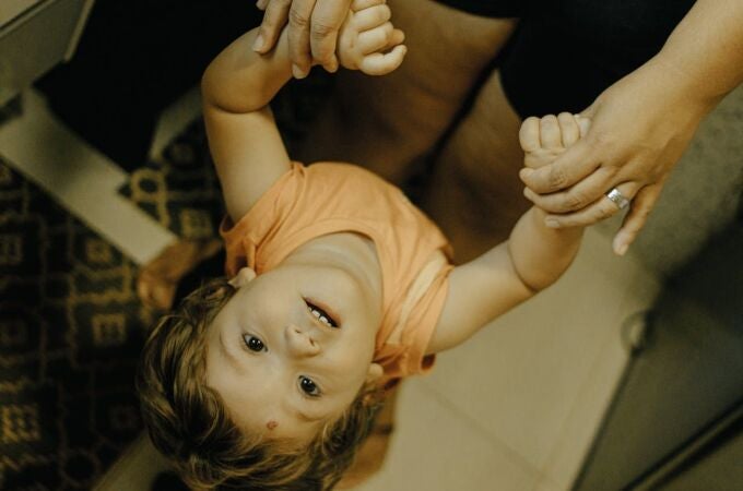 Niño pequeño jugando