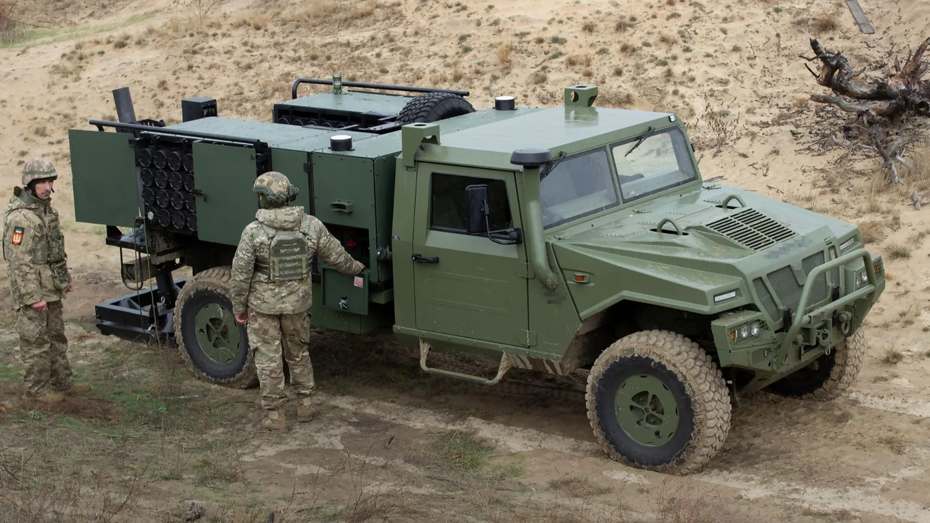 Vehículo Vamtac de fabricación española con un mortero Alakran operado por el Ejército de Ucrania