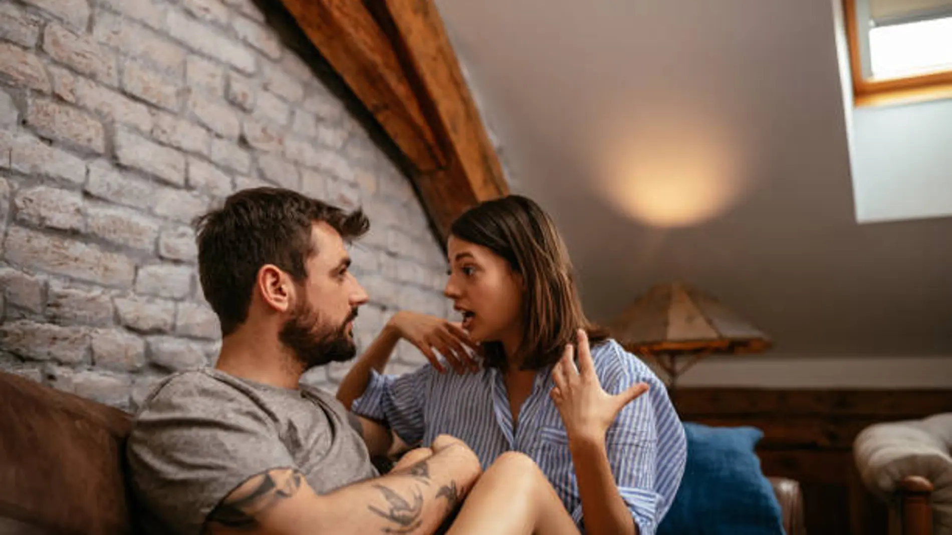 Una pareja mantiene una conversación