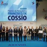 Fernández Mañueco con los periodistas galardonados en esta edición de los Cossío