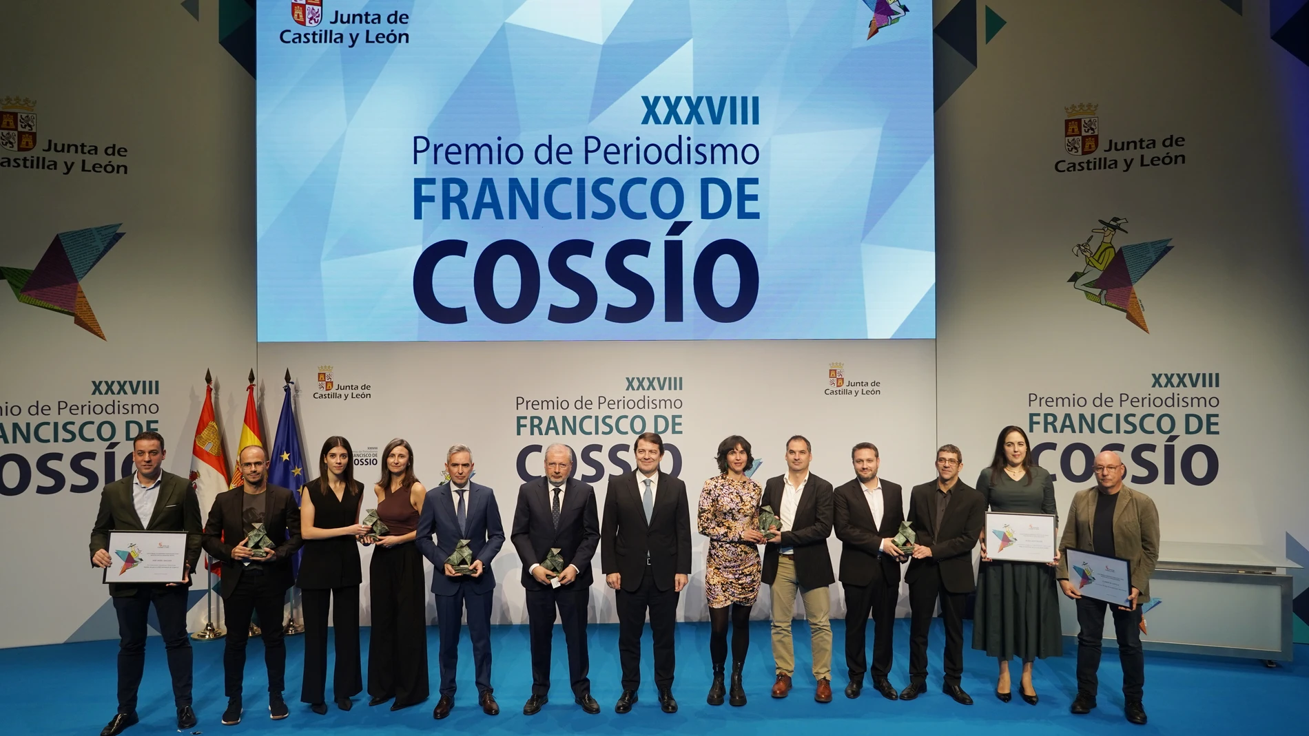 Fernández Mañueco con los periodistas galardonados en esta edición de los Cossío