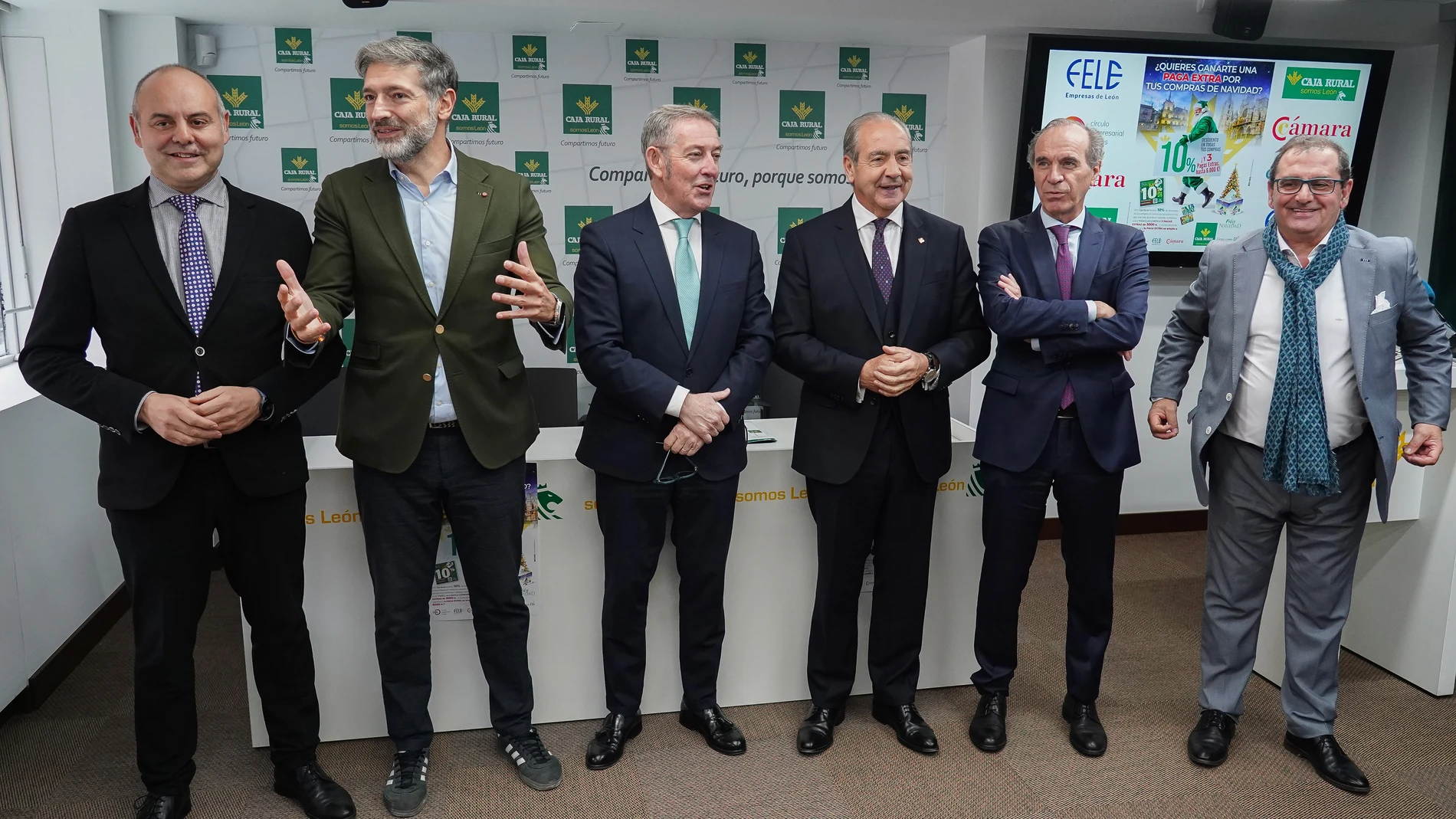 Presentación de la campaña navideña de descuentos y premios de Caja Rural en León. En la imagen (IaD), el director de Expansión de Caja Rural, Alejandro Hidalgo; el presidente del CEL, Julio César Álvarez; el presidente de la Cámara de Comercio, Javier Vega; el director general de Caja Rural, Cipriano García; el presidente de la FELE, Juan María Vallejo y el director de Comunicación, Narciso Prieto