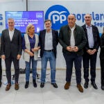 Vázquez, Paloma Sanz, Miguel Ángel de Vicente, Maroto, Mazarías, Sanz Merino y Campoy, entre otros, tras la mesa redondo