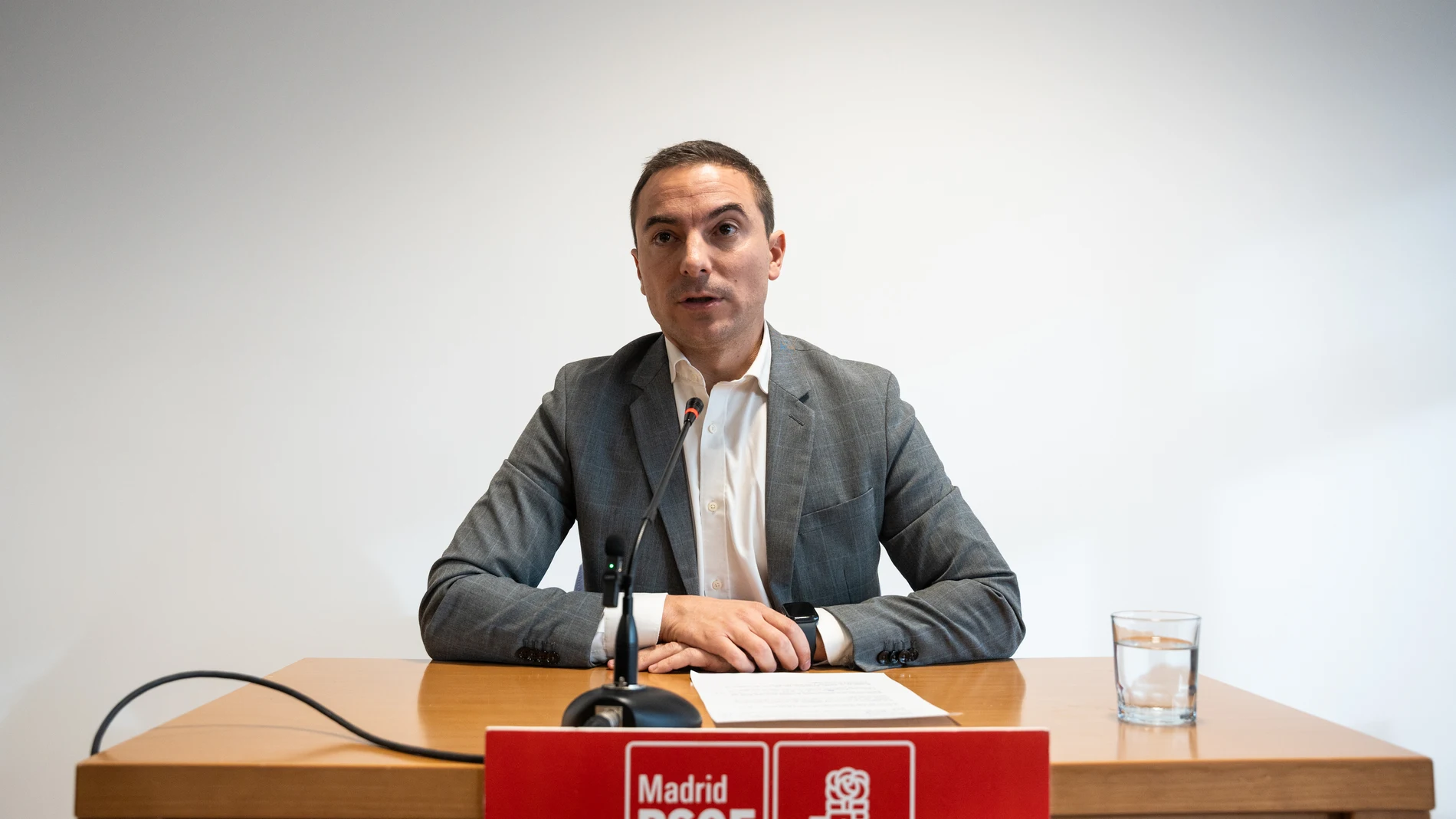 El portavoz del PSOE de Madrid en la Asamblea de Madrid, Juan Lobato, ofrece una declaración institucional en la Asamblea de Madrid, a 26 de noviembre de 2024, en Madrid (España). El secretario general del PSOE-M, Juan Lobato, comparece en la Asamblea de Madrid ante los medios de comunicación 'en pleno terremoto' provocado por su registro en una notaría de chats de WhatsApp relacionados con los presuntos delitos fiscales de la pareja de la presidenta de la Comunidad de Madrid. 26 NOVIEMBRE 2...