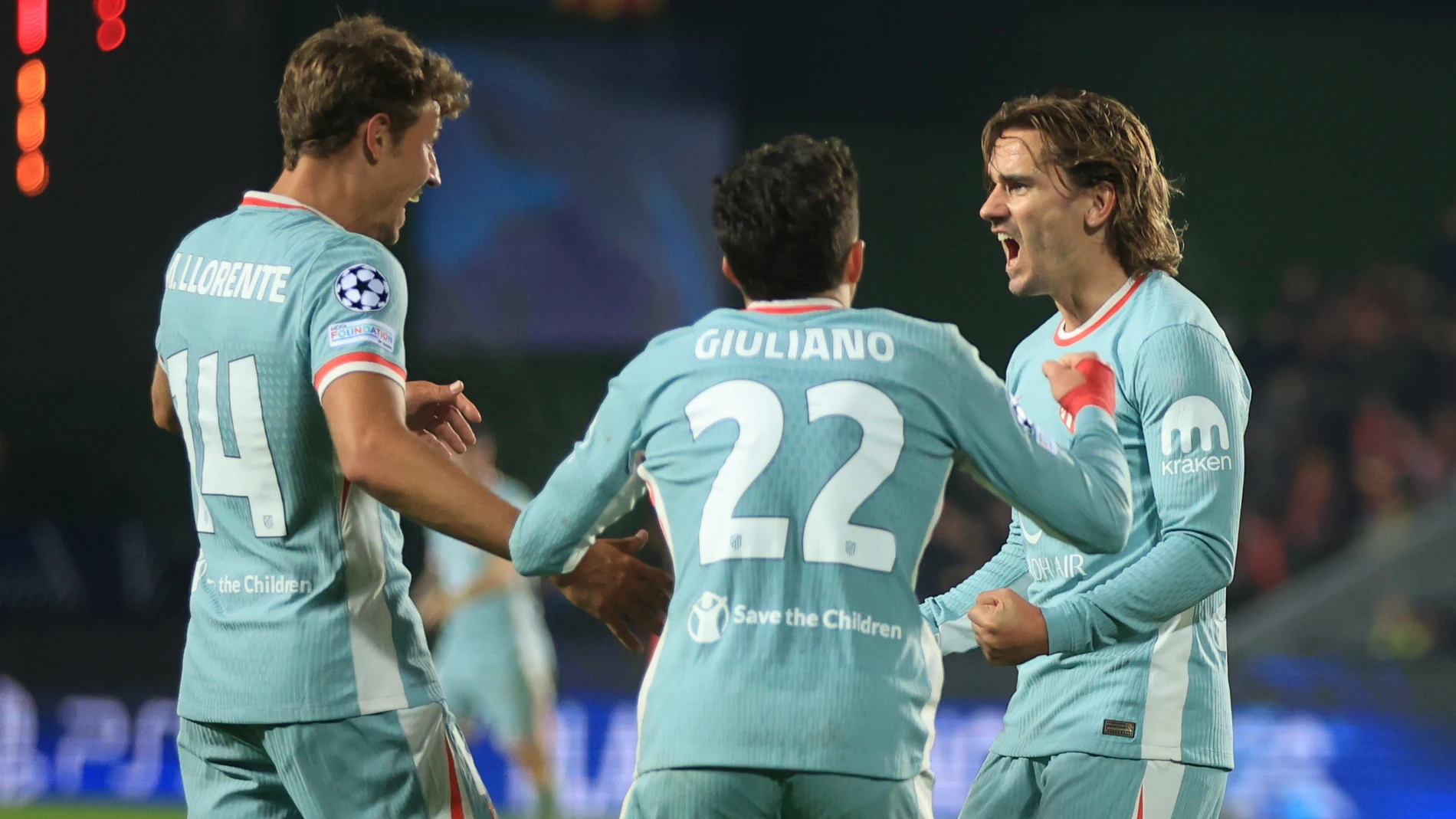 Prague (Czech Republic), 26/11/2024.- Atletico Madrid's Antoine Griezmann (R) celebrates scoring the 4-0 lead during the UEFA Champions League match between Sparta Prague and Atletico Madrid in Prague, Czech Republic, 26 November 2024. (Liga de Campeones, República Checa, Praga) EFE/EPA/MARTIN DIVISEK