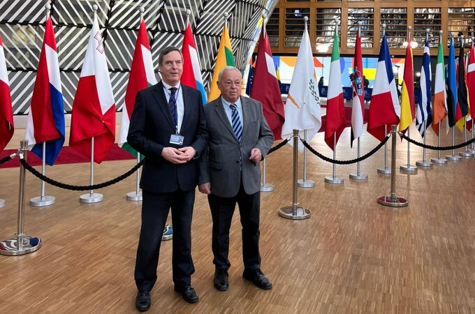 El consejero Gonzalo Santonja junto al director de Deportes, Enrique Sánchez-Guijo
