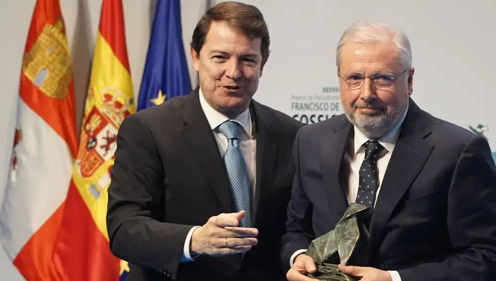 Fernández Mañueco junto a Luis Jaramillo entregando el premio