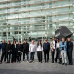 El ganador Ibon Aranberri, en el centro de la imagen, con el jurado y los finalistas del Premio Fundación Macba