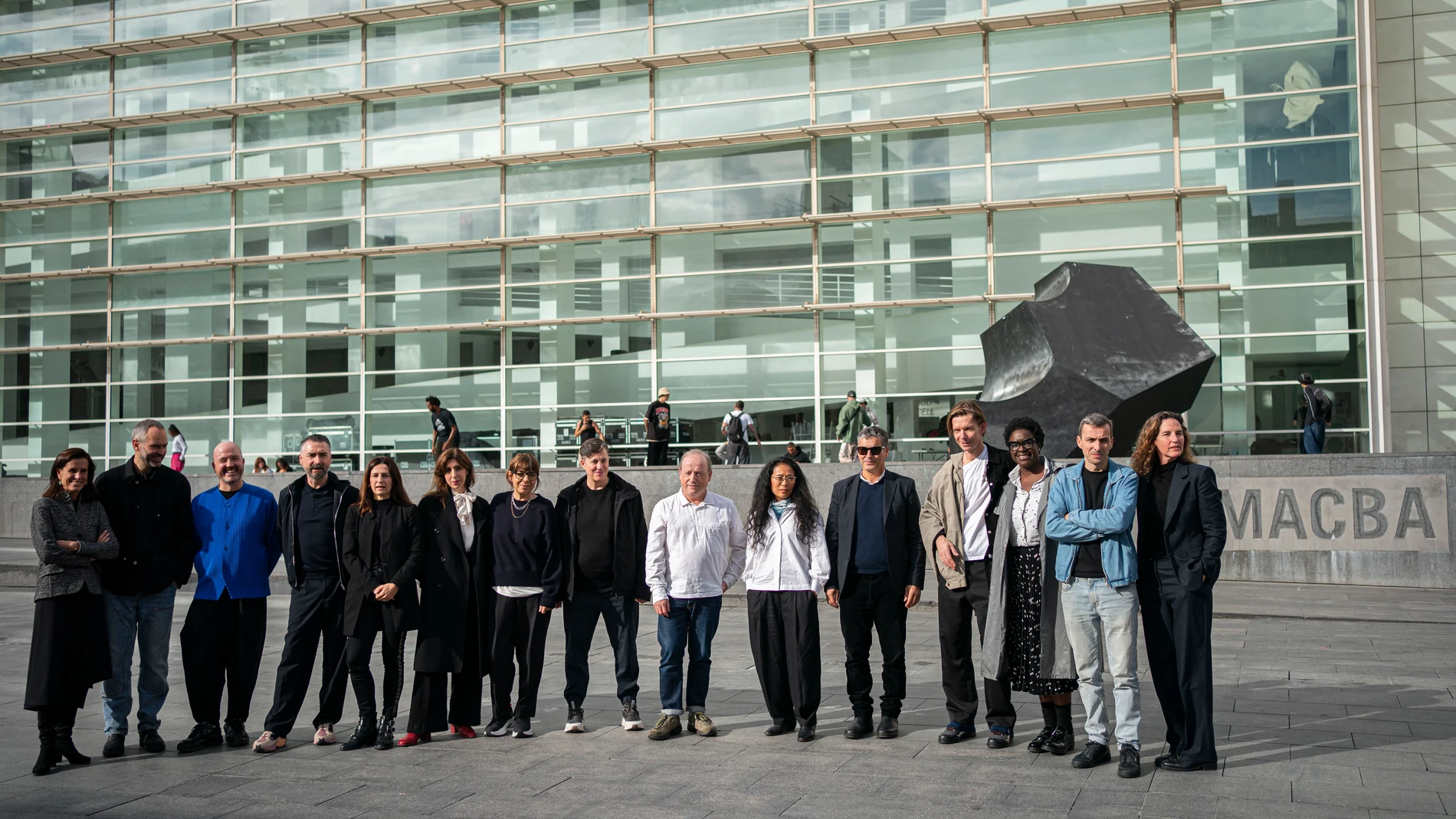 El ganador Ibon Aranberri, en el centro de la imagen, con el jurado y los finalistas del Premio Fundación Macba