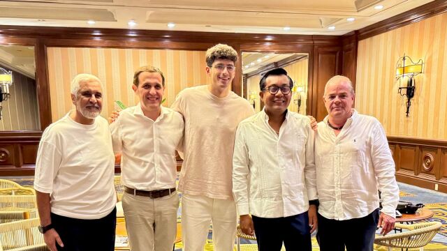 El presidente de la Diputación de Valladolid, Conrado Íscar, junto al número 1 del pádel mundial, Arturo Coello, en un acto promocional en México