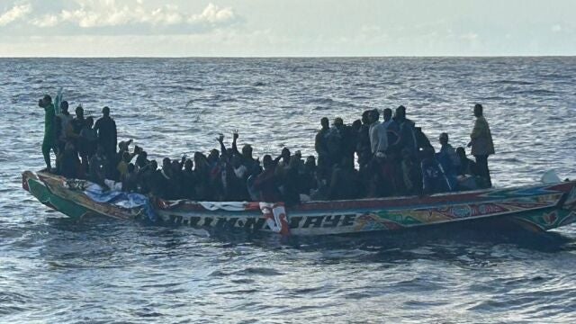 Suc.- Salvamento rescata dos cayucos con 227 personas en aguas próximas a El Hierro durante la mañana de este martes
