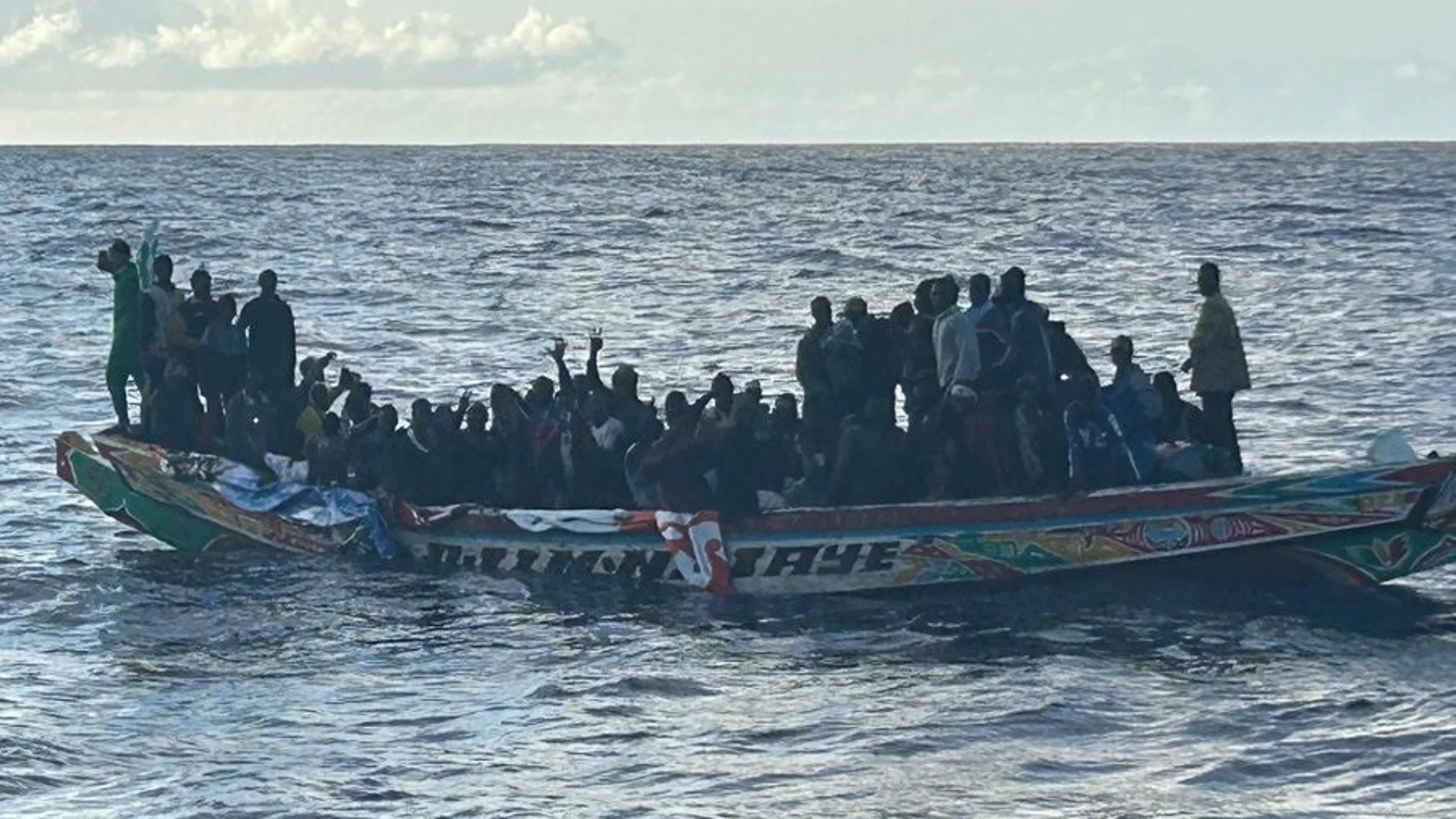 Cayuco avistado por velero y rescatado por Salvamento Marítimo en aguas próximas a El Hierro REMITIDA / HANDOUT por SALVAMENTO MARÍTIMO Fotografía remitida a medios de comunicación exclusivamente para ilustrar la noticia a la que hace referencia la imagen, y citando la procedencia de la imagen en la firma 26/11/2024