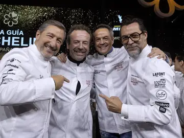 El cocinero Nacho Manzano (2i), del Restaurante Casa Marcial de Arriondas, Asturias, el único restaurante que ha conseguido las tres estrellas de la Guía Michelin acompañado por los chefs Joan Roca (i), Quique Dacosta (d) y Sergio Torres (2d), durante la gala de entrega de las Estrellas Michelin 2025 hoy martes en el Auditorio Víctor Villegas de Murcia. El cocinero Nacho Manzano (2i), del Restaurante Casa Marcial de Arriondas, Asturias, el único restaurante que ha conseguido las tres estrellas de la Guía Michelin acompañado por los chefs Joan Roca (i), Quique Dacosta (d) y Sergio Torres (2d), durante la gala de entrega de las Estrellas Michelin 2025 hoy martes en el Auditorio Víctor Villegas de Murcia.