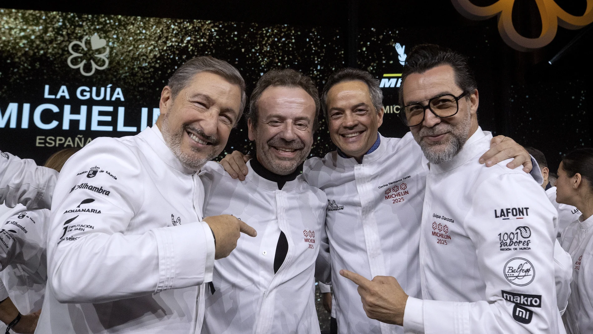 El cocinero Nacho Manzano (2i), del Restaurante Casa Marcial de Arriondas, Asturias, el único restaurante que ha conseguido las tres estrellas de la Guía Michelin acompañado por los chefs Joan Roca (i), Quique Dacosta (d) y Sergio Torres (2d), durante la gala de entrega de las Estrellas Michelin 2025 hoy martes en el Auditorio Víctor Villegas de Murcia.