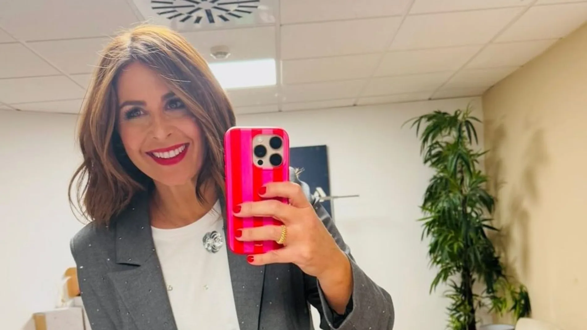 Nuria Roca con look con brillos.