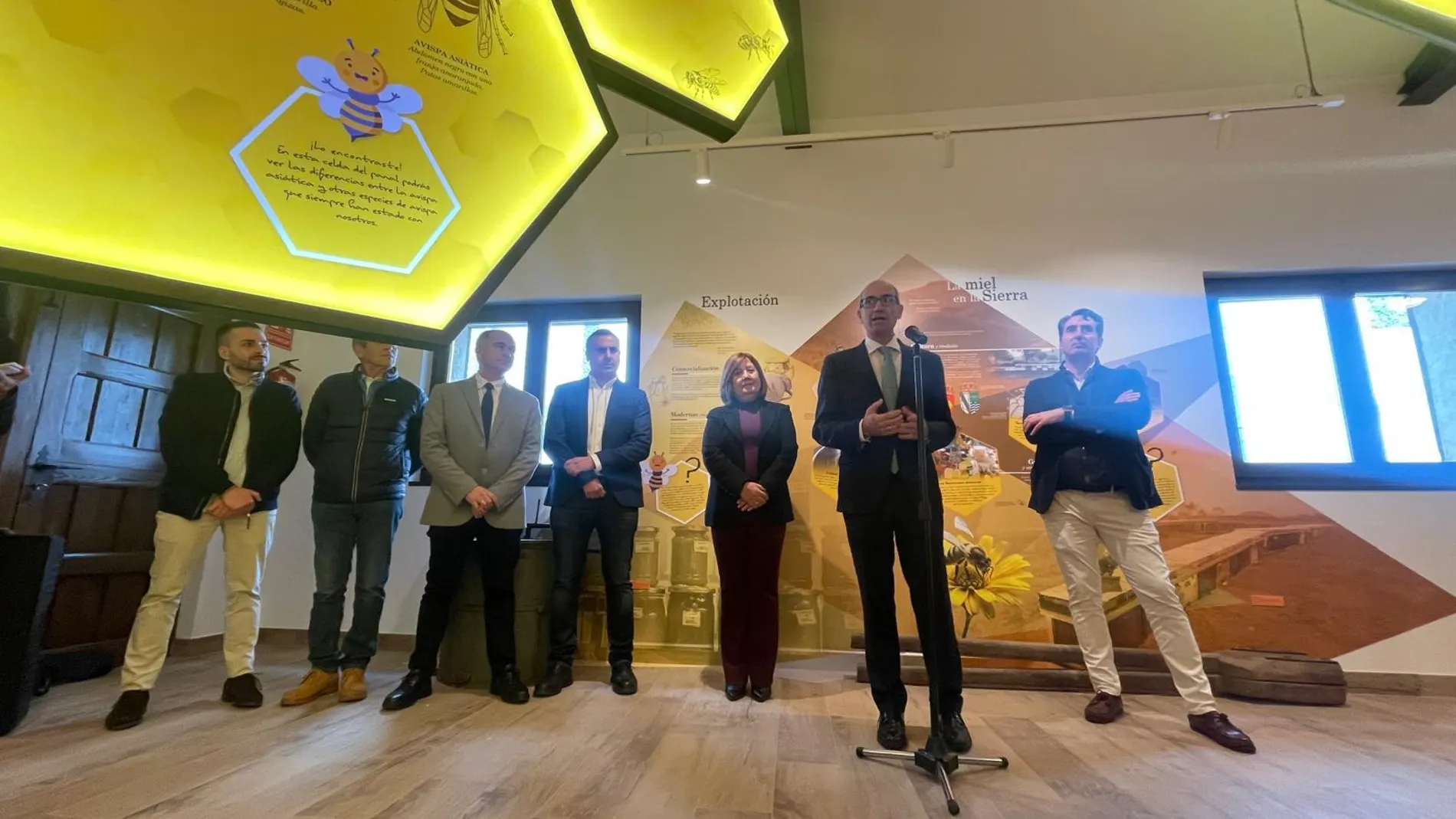 Javier Iglesias abre el nuevo centro de Interpretación de la Miel en la Sierra de Francia