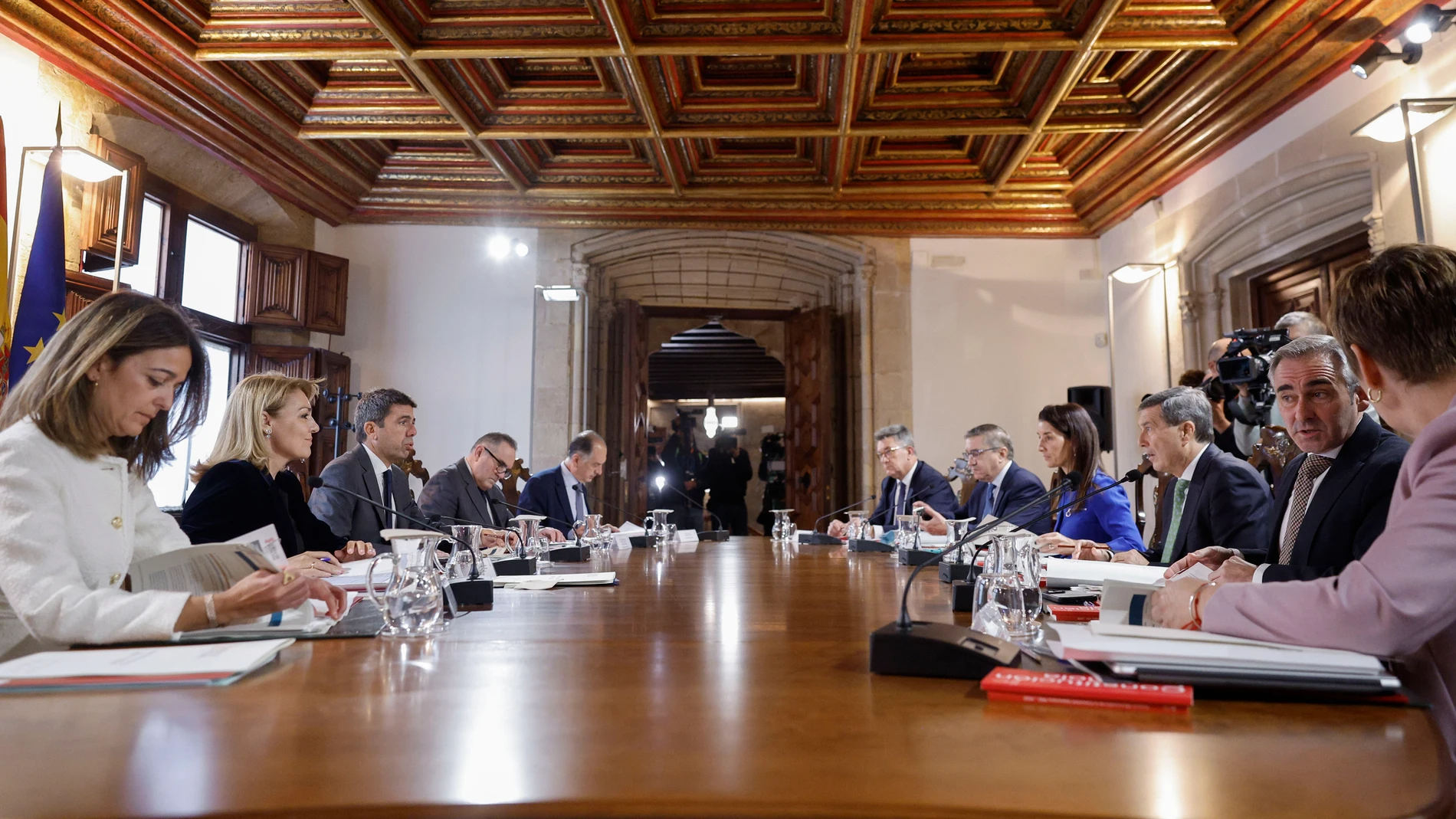 El president de la Generalitat valenciana, Carlos Mazón (3i), preside la primera reunión del nuevo ejecutivo conformado para afrontar la reconstrucción tras la dana, este martes, en Valencia