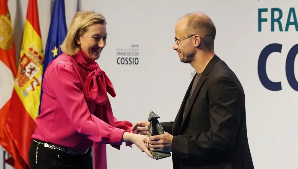 El fotógrafo de la Agencia Ical José Vicente López, recibe el Premio de Periodismo 'Francisco de Cossío' en la modalidad de Fotografía de manos de Isabel Blanco
