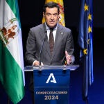 El presidente de la Junta de Andalucía, Juanma Moreno interviene en el acto de entrega de galardones 