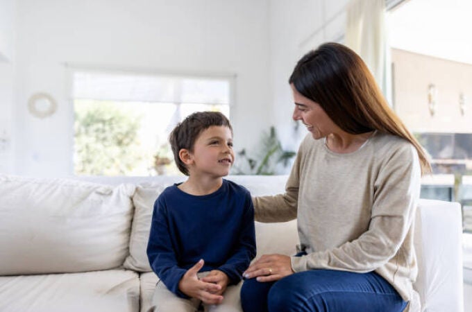 Una madre hablando con su hijo 