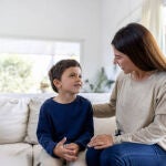 Una madre hablando con su hijo 