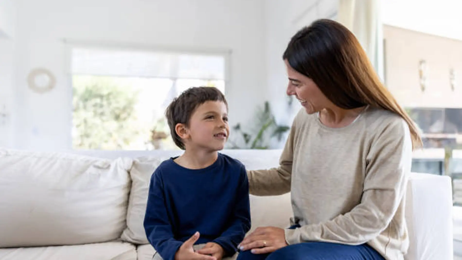 Una madre hablando con su hijo