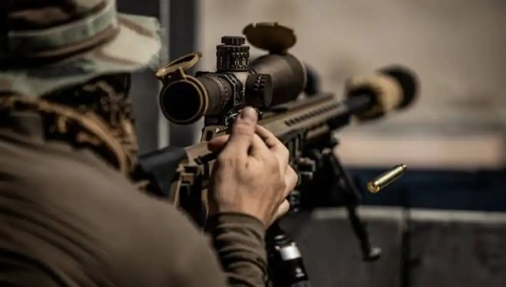 Un Raider del Comando de Operaciones Especiales de las Fuerzas de Infantería de Marina de los Estados Unidos (MARSOC) dispara un rifle de francotirador MK22 durante un ejercicio de guerra urbana.
