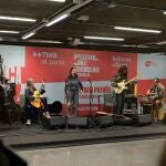 Rita Payés ofrece un actuación en el Metro de Barcelona en el marco del Festival de Jazz