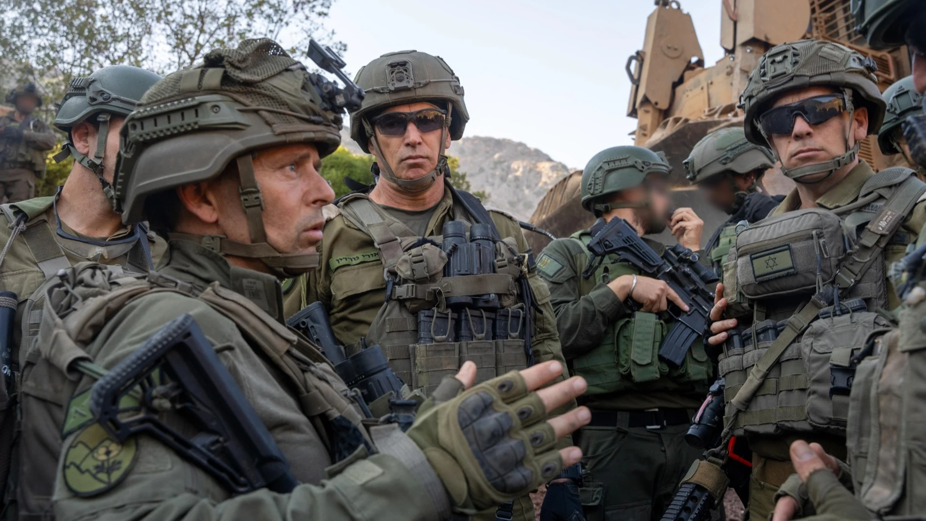 JERUSALÉN, 26/11/2024.- El Ejército israelí confirmó este martes haber realizado operaciones junto al río Litani, por primera vez en esta guerra, situado a unos 30 kilómetros al norte de la frontera israelí con el sur del Líbano. "Los soldados atacaron distintos objetivos terroristas (y) se enfrentaron en combates a corta distancia contra milicianos" en la zona del río Litani, detalló un comunicado castrense sobre el punto geográfico al que Israel exige que se replieguen los milicianos de Hiz...
