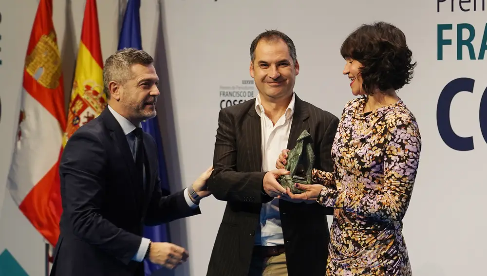 Juan López y Miriam Chacón reciben el galardón de manos de Julio López
