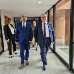 Marco Morala con Alejandro Vázquez y al fondo García-Cruces 