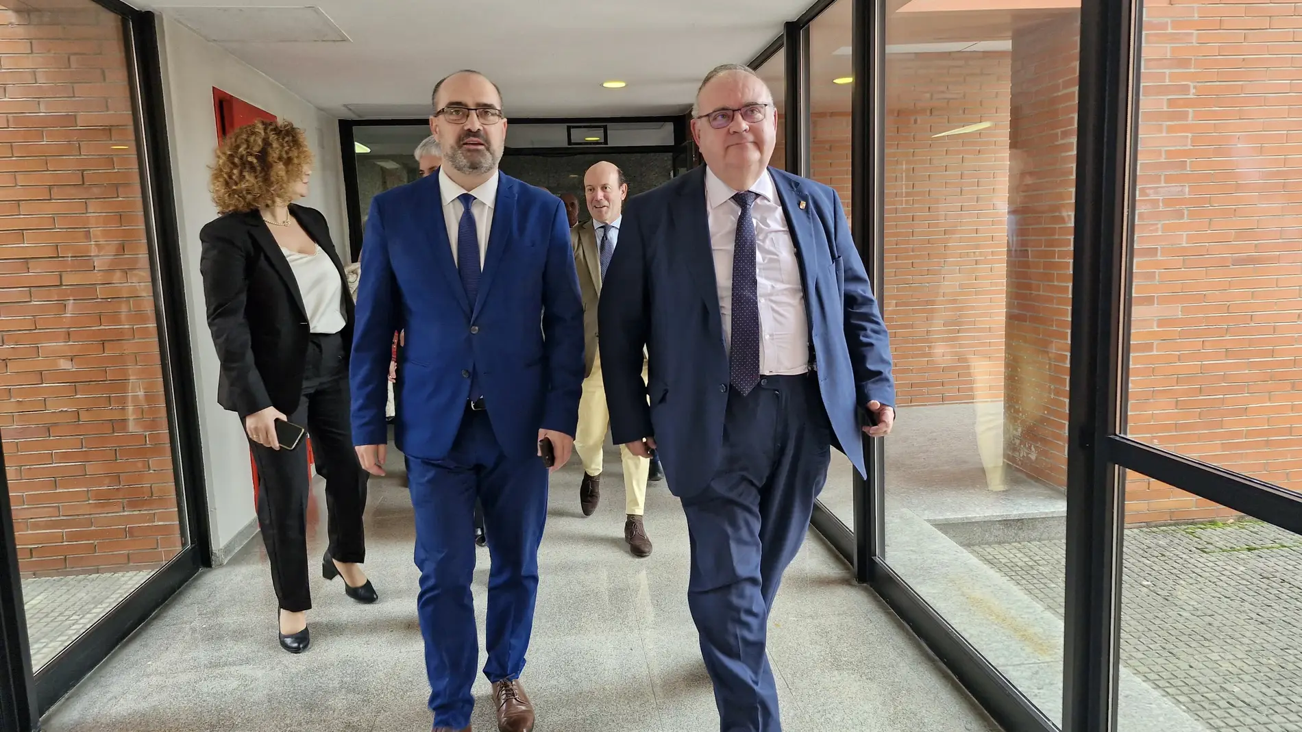 Marco Morala con Alejandro Vázquez y al fondo García-Cruces