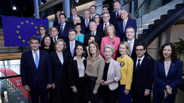 Foto de familia de la nueva Comisión Europea de Ursula von der Leyen en Estrasburgo