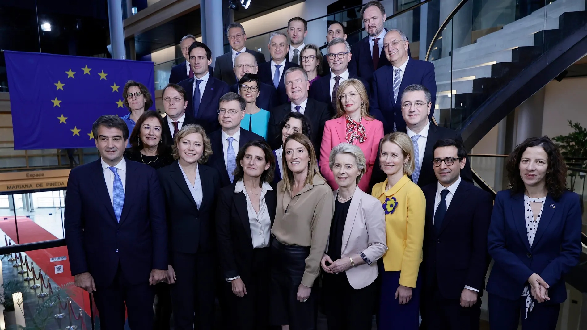 FOTODELDÍA -FOTODELDIA- Estrasburgo (Francia), 27/11/2024.- La presidenta de la Comisión Europea, Ursula von der Leyen (5i), y la presidenta del Parlamento Europeo, Roberta Metsola (4i), posan con los nuevos comisarios en la foto de familia, tras la elección de los comisarios propuestos en el Parlamento Europeo en Estrasburgo, Francia, este miércoles. EFE/ Ronald Wittek