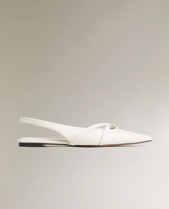 Zapatos destalonados en blanco.