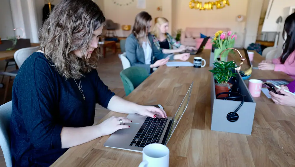 Las 550 mujeres que resulten elegidas recibirán un curso online sobre liderazgo femenino de London School of Economics.