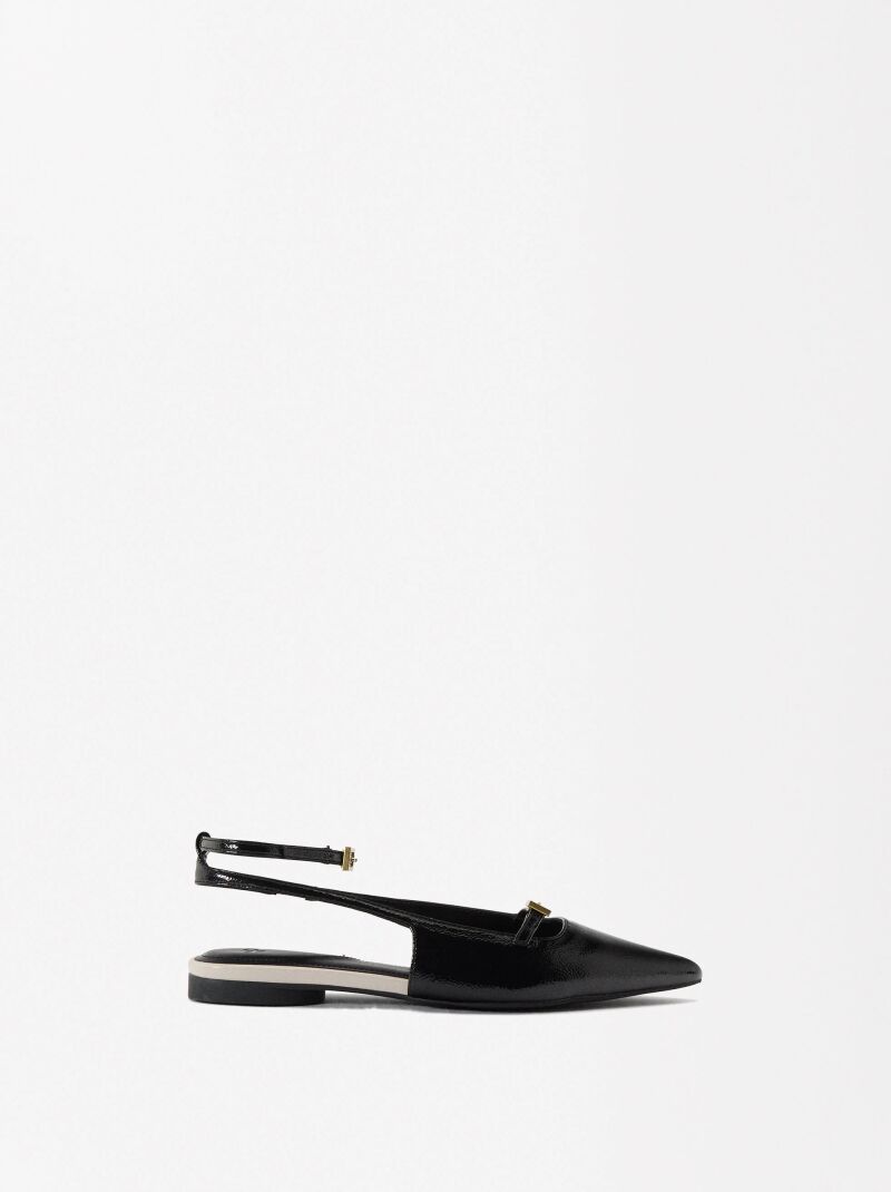 Zapatos destalonados con hebilla.