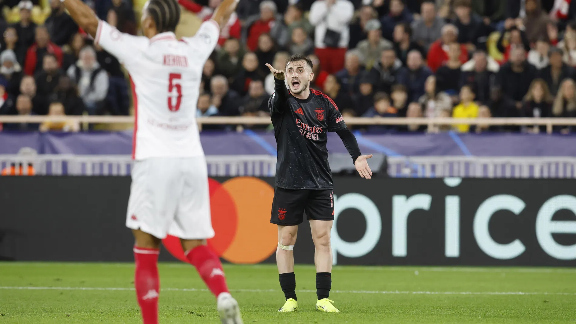 Monaco (Monaco), 26/11/2024.- Karem Akturkoglu of Benfica (R) gestures at Thilo Kehrer of Monaco (L) during the UEFA Champions League match between AS Monaco and Benfica in Monaco, Monaco, 27 November 2024. (Liga de Campeones) EFE/EPA/SEBASTIEN NOGIER