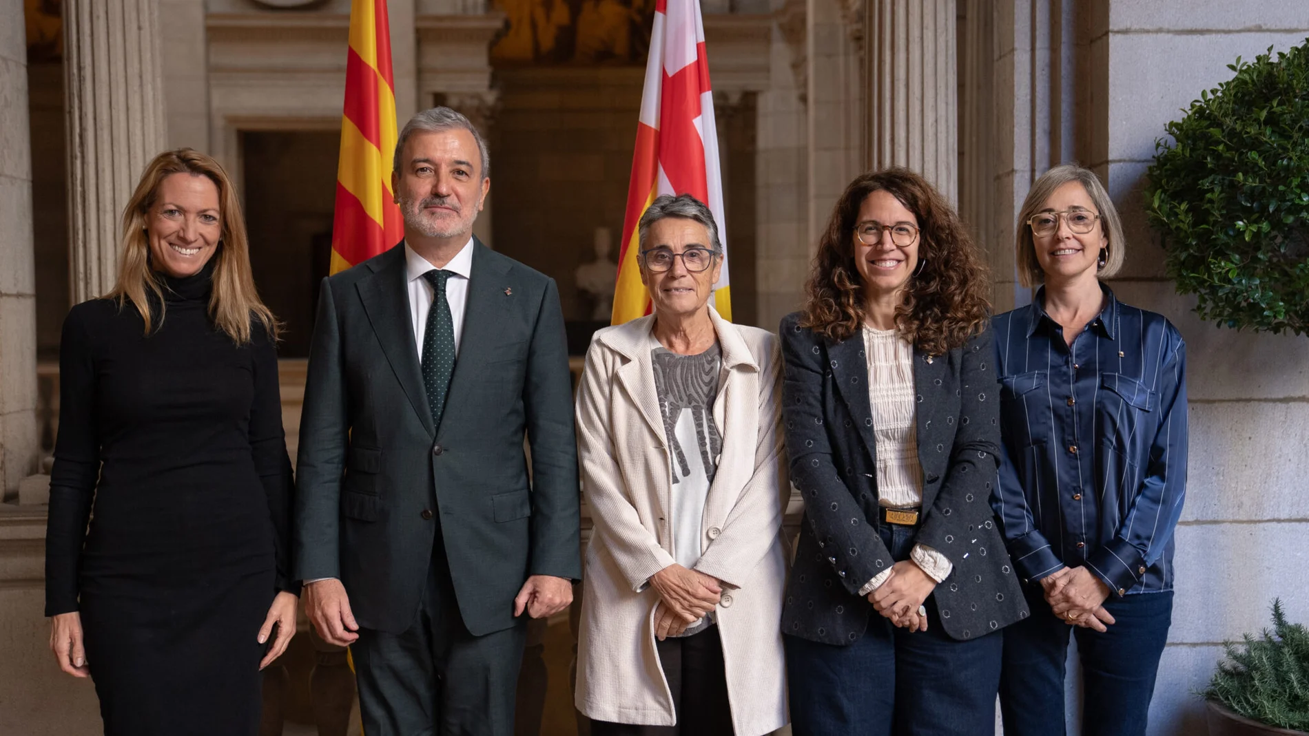 Foto de familia tras la firma del acuerdo sanitario