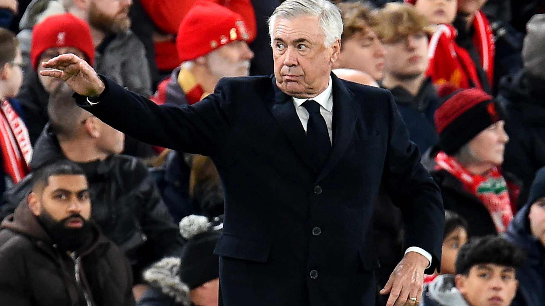 Liverpool (United Kingdom), 27/11/2024.- Real Madrid head coach Carlo Ancelotti gestures on the touchline during the UEFA Champions League match between Liverpool and Real Madrid in Liverpool, Britain, 27 November 2024. (Liga de Campeones, Reino Unido) EFE/EPA/PETER POWELL