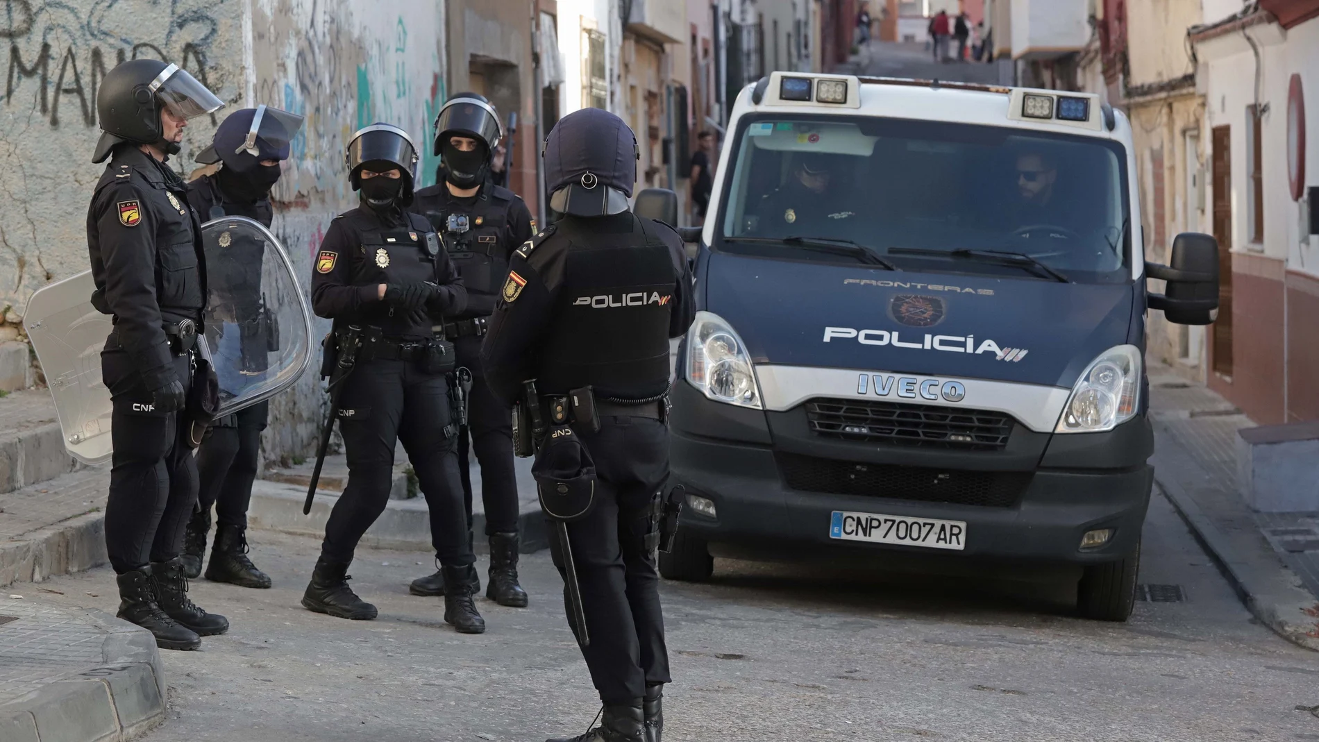 Un grupo de policías nacionales en la barriada de la Bajadilla, en Algeciras